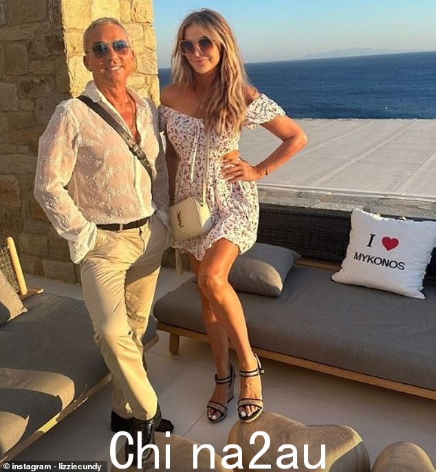 朋友们选择多穿一点衣服来拍合影,Lizzie 穿着漂亮的露肩连衣裙,Bruno 穿着半透明白衬衫