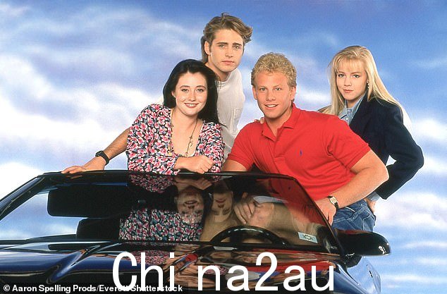 Jennie 和 Shannen 与 Jason Priestley、Luke Perry、Brian Austin Green、Tori Spelling、Gabrielle Carteris 和 Ian Ziering 一起主演了 90 年代热门剧集《比佛利山庄》90210; Shannen 与 Jason Priestley、Ian Ziering 和 Jennie Frth 在 1990 年的宣传剧照中合影