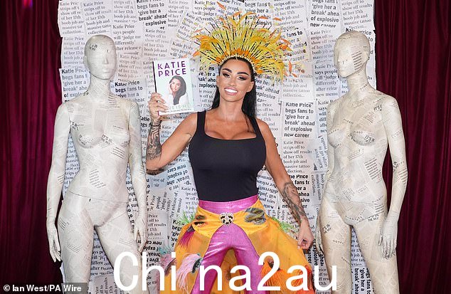 凯蒂·普莱斯 (Katie Price) 在为她拍照时摆出的丰满造型令人惊叹新回忆录《This Is Me》周三在伦敦皇家沃克斯豪尔酒馆