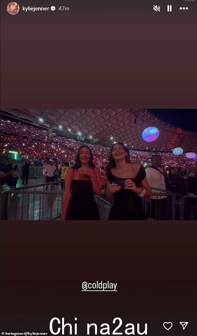 Kylie 在她的 Instagram 故事中分享了几张当晚的快照,照片中她看起来容光焕发、兴高采烈