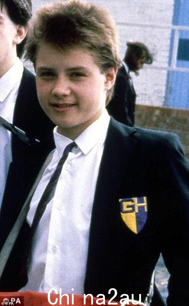 他 13 岁时开始在 Grange Hill 饰演 Robbie Wright - 出现在禁毒单曲 Just Say No