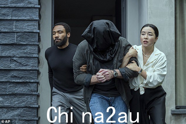 在新专辑发行之前,这位作家刚刚因其在史密斯夫人中的角色获得了艾美奖提名