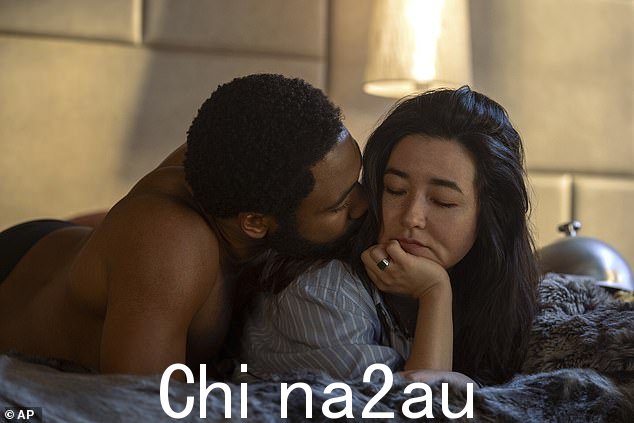金球奖得主还觉得他过去所有的“不”都让他成为了这个角色:“我觉得人们现在害怕犯错误。现在更难犯错误了,因为由于互联网,人们可以通过更多方式看到它'