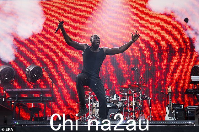 Stormzy 在舞台上投入工作,做他最擅长的事情,用他的热门音乐为观众加油