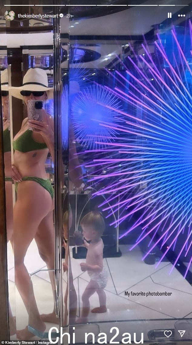金伯利 (Kimberly) 借机展示了她穿着绿色比基尼的令人难以置信的身材,因为她被奥蒂斯搞笑地进行了照片轰炸,并打趣道:“我最喜欢的照片轰炸机”