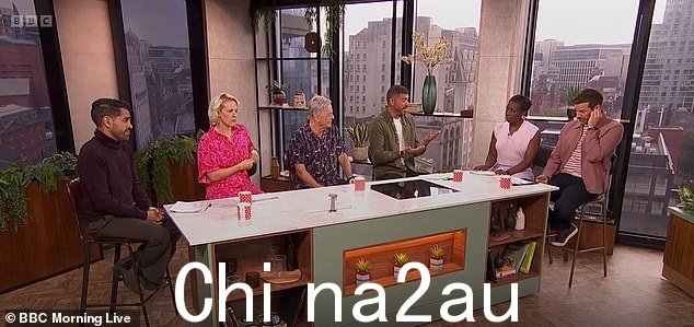 Rav 由(从左至右)Ranj Singh 博士、电视节目主持人 Rebecca Wilcox 和 DJ Tony Blackburn 加入小组