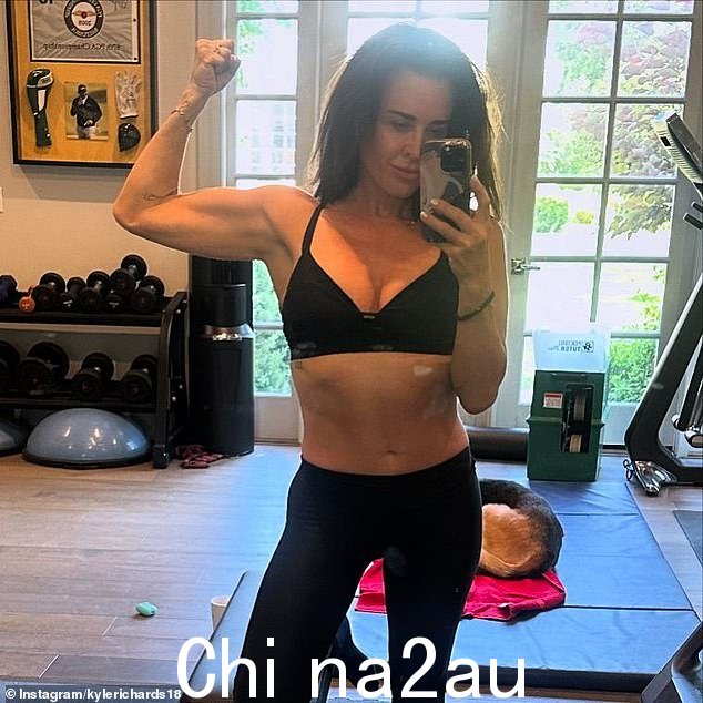 凯尔·理查兹 (Kyle Richards),55 岁,从她的 Instagram 上抛弃了“妻子”这个词,并分享了一张令人兴奋的新自拍照