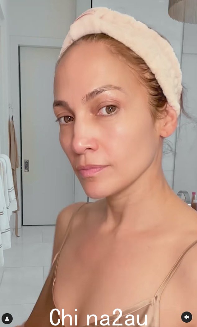 本·阿弗莱克 (Ben Affleck) 分居的妻子詹妮弗·洛佩兹 (Jennifer Lopez) 周五在她的 JLo Beauty Instagram 页面上发布了一段新视频,这位 54 岁的天后在浴室里穿着内衣,完全没有化妆,头发向后梳着。