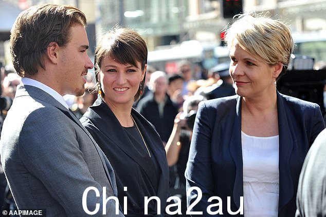 Braddy 是前昆士兰工党部长的儿子,曾在西澳大利亚表演艺术学院师从新南威尔士州前工党总理内维尔·雷恩 (Neville Wran) 的儿子雨果·雷恩 (Hugo Wran)(左)学习表演。他的妹妹 Harriet Wran(与工党前座议员 Tanya Plibersek 中间)因谋杀同谋而入狱