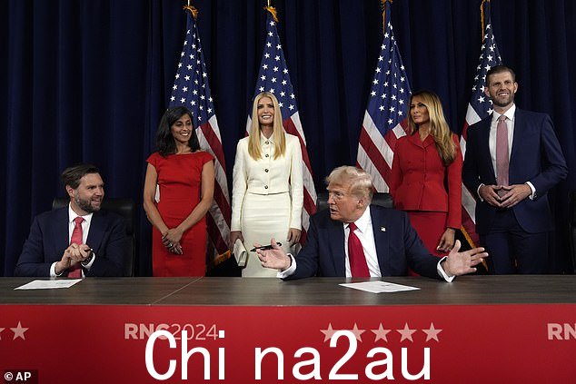 在乌莎·奇卢库里·万斯 (Usha Chilukuri Vance)、伊万卡·特朗普 (Ivanka Trump)、前第一夫人梅拉尼娅·特朗普 (Melania Trump) 和埃里克·特朗普 (Eric Trump) 的注视下,共和党总统候选人前总统唐纳德·特朗普 (Donald Trump) 和俄亥俄州共和党参议员 JD 万斯 (JD Vance) 签署文件正式接受提名