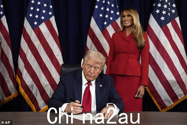 梅拉尼娅·特朗普与唐纳德·特朗普一起签署共和党提名文件