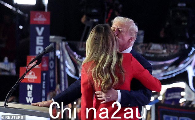 唐纳德·特朗普在接受共和党总统提名的马拉松式演讲结束时吻了一下梅拉尼娅的脸颊