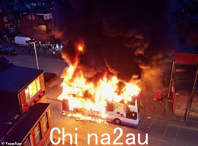 周四晚上,骚乱升级为全面骚乱后,一辆双层巴士起火