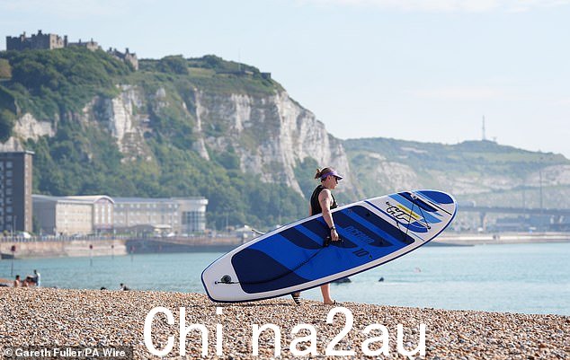 KENT:可以看到一位女士在准备划桨时从海岸冒险进入浅滩