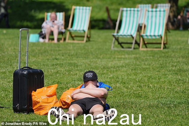 伦敦:日光浴者在伦敦市中心的格林公园享受炎热的天气
