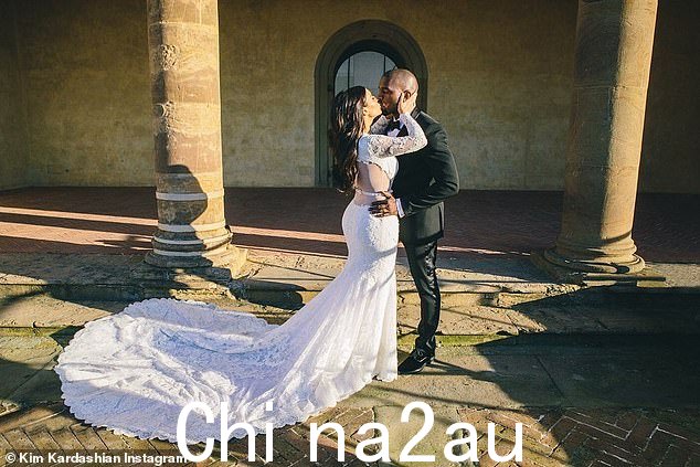 Kim 此前曾宣称 Andrea 是她“有史以来最喜欢的男歌手”,并在 2014 年她与 Kanye West 的婚礼上表演(如图)