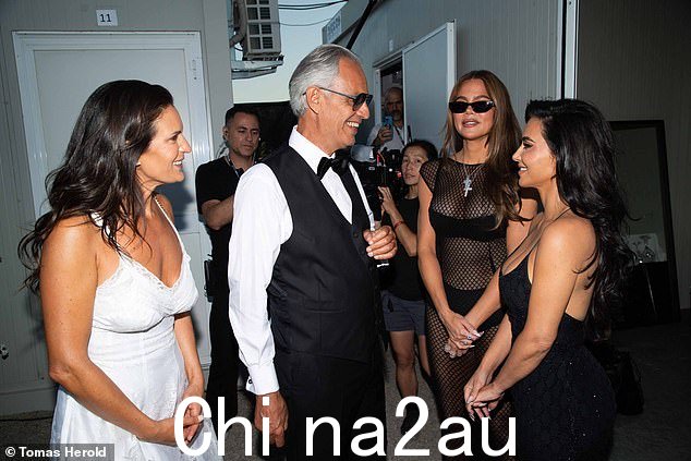 金·卡戴珊 (Kim Kardashian) 和她的妹妹科勒 (Khloe) 惊喜亮相安德烈·波切利 (Andrea Bocelli) 在意大利举办的为期三天的音乐会盛典,庆祝他音乐生涯 30 周年