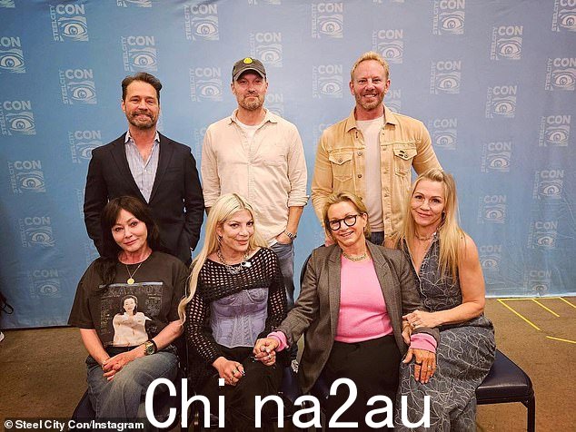 Sannen 的前 Beverly Hills 演员、90210 演员 Brian Austin Green、Ian Ziering、Tori Spelling、Gabrielle Carteris 和 Jennie Garth 将于今年 9 月在代托纳海滩举行的 That's 4 Entertainment 90 年代康佛罗里达活动中重聚,向她致敬(如图 4 月 12 日)