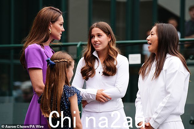 威尔士王妃会见了玩家弗洛拉·约翰逊和宫崎百合子