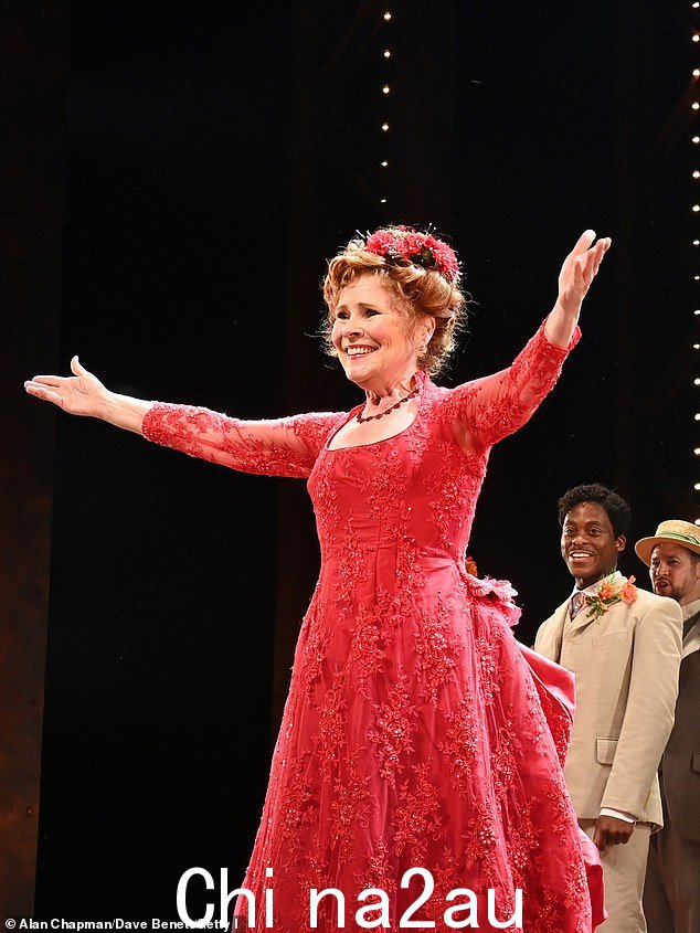 伊梅尔达·斯汤顿蝴蝶结在《Hello, Dolly!》新闻之夜表演期间谢幕。