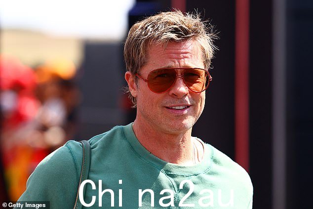 他戴着时尚的赤褐色飞行员墨镜