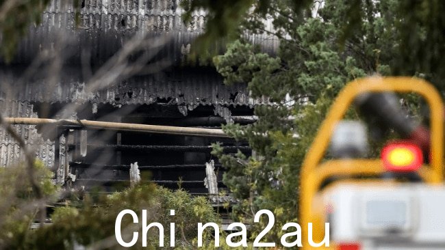 当消防人员到达时,工厂几乎完全被火焰吞没。图片 Ian Currie