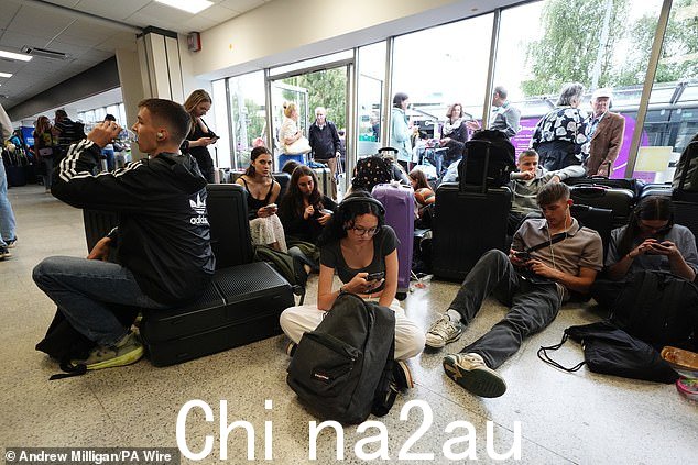 由于广泛的 IT 中断影响了全球的航空公司和企业,爱丁堡机场的乘客正在等待