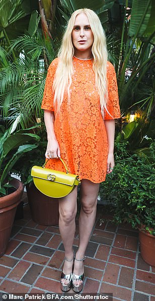 Rumer Willis,35 岁,穿着亮橙色迷你裙和银色厚底高跟鞋,从人群中脱颖而出