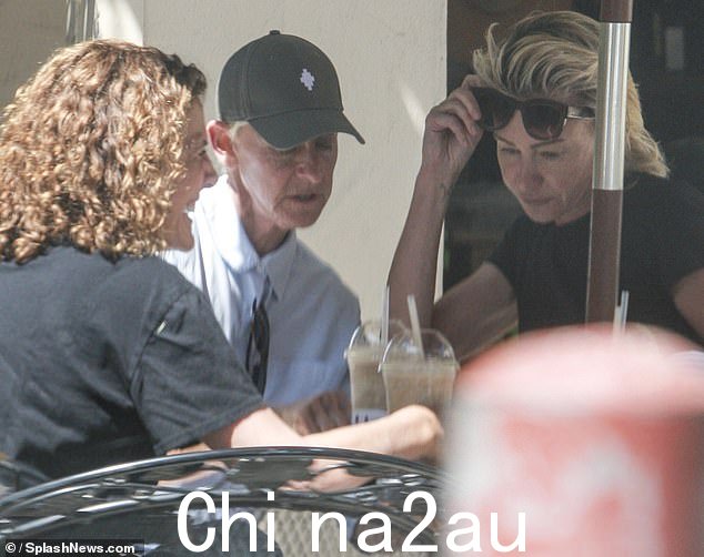 Portia 和 Ellen 可能会被发现和他们的朋友一起坐在当地一家熟食店的露天餐桌旁,在遮阳伞下乘凉
