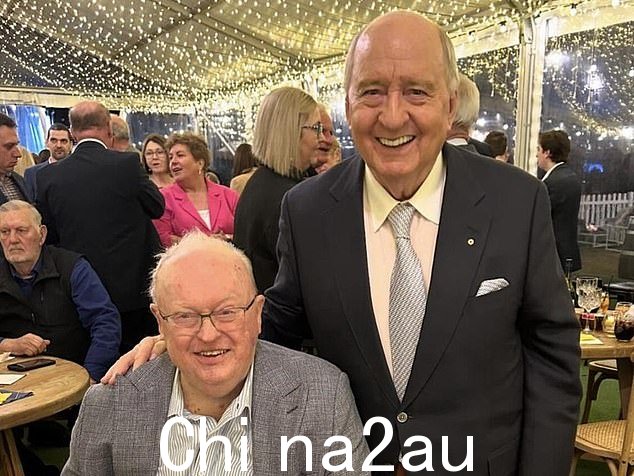 可以看到琼斯与客人打成一片,并与前工党政客格雷厄姆·理查森 (Graham Richardson) 等人一起微笑着自拍(如图)