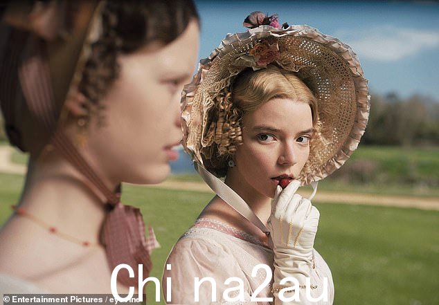 她在《艾玛》(2020) 中与安雅·泰勒·乔伊搭档的角色似乎与她天壤之别尖叫女王角色