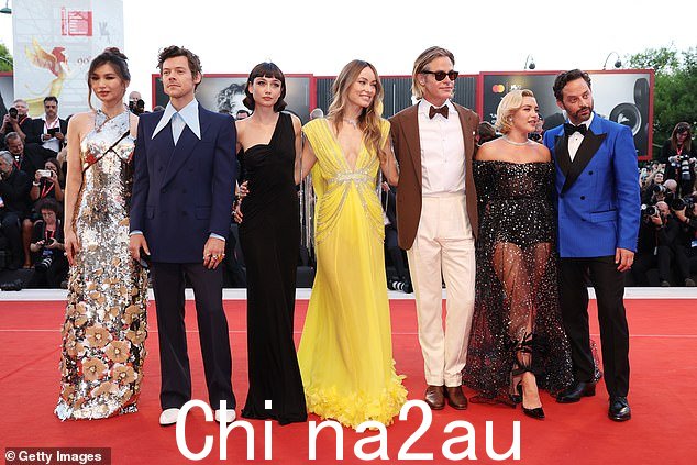 《亲爱的,别担心》演员阵容:嘉玛·陈、哈利·斯泰尔斯、西德尼·钱德勒、导演奥利维亚·王尔德、克里斯·派恩、弗洛伦斯·皮尤和尼克·克罗尔