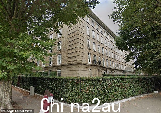 六楼建筑(如图)建于 1920 年代,供当时的工作和养老金部使用,后来由社会保障部使用
