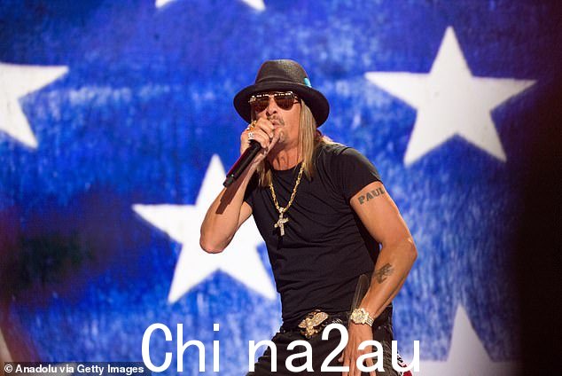 Kid Rock 在唐纳德·特朗普发表演讲之前在共和党全国代表大会上登台表演,并表演了 2000 年热门歌曲《American Bad A**》的翻唱版本,歌词经过修改,包含对唐纳德·特朗普