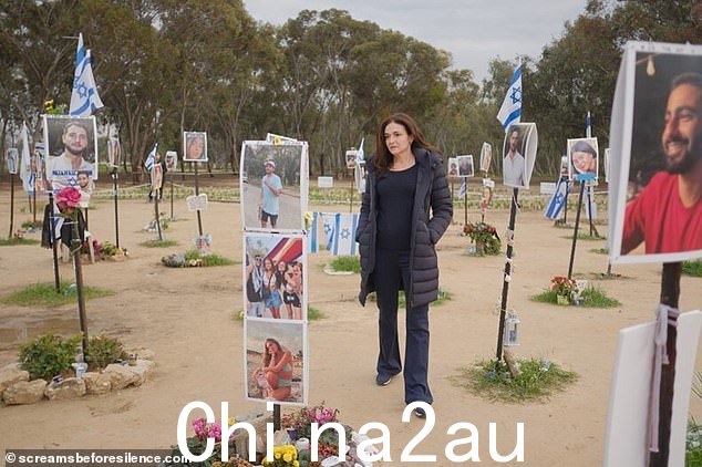 桑德格站在诺瓦音乐节举办地雷伊姆,看着所有遇难者的照片,这是一个在以色列内盖夫沙漠举行的恍惚音乐节,后来成为历史上最致命的音乐会,现在是一座活生生的纪念碑