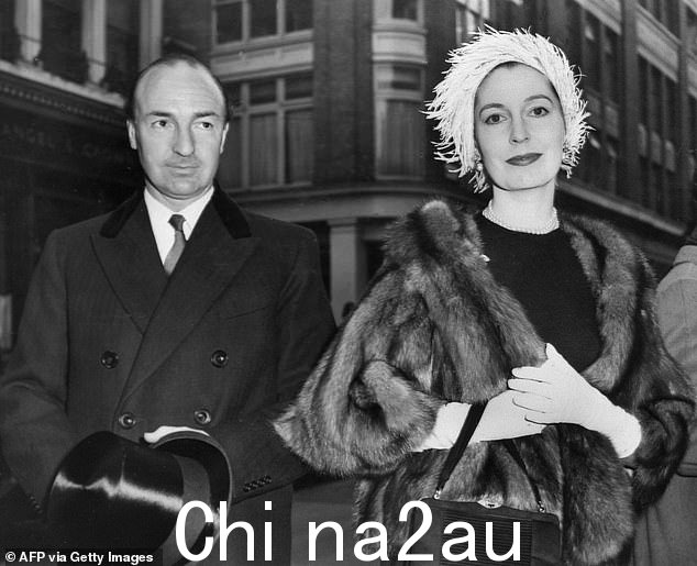 前英国战时国务大臣约翰·普罗富莫(左)和他的妻子瓦莱丽·霍布森(右)当时正处于冷战性和间谍丑闻的中心,这让他失去了生命政治生涯