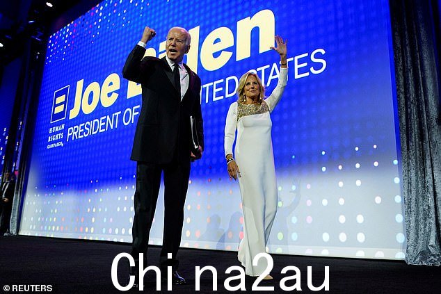 2023 年 10 月,第一夫人吉尔·拜登在人权竞选晚宴上发表主题演讲后帮助丈夫走下舞台