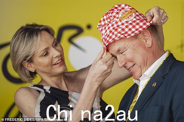 本月早些时候,这对夫妇在宫殿阳台上拍了一张甜蜜的照片来庆祝他们的周年纪念日(这对夫妇今天在环法自行车赛上合影)