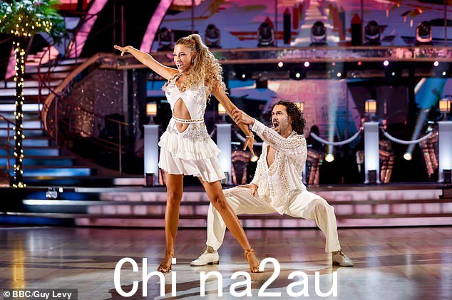 在他们的“艰难”时期,Zara 的 Strictly pro 搭档 Graziano Di Prima 在一份道歉声明中承认去年在排练中踢了她,之后他因她的指控而被 BBC 节目解雇