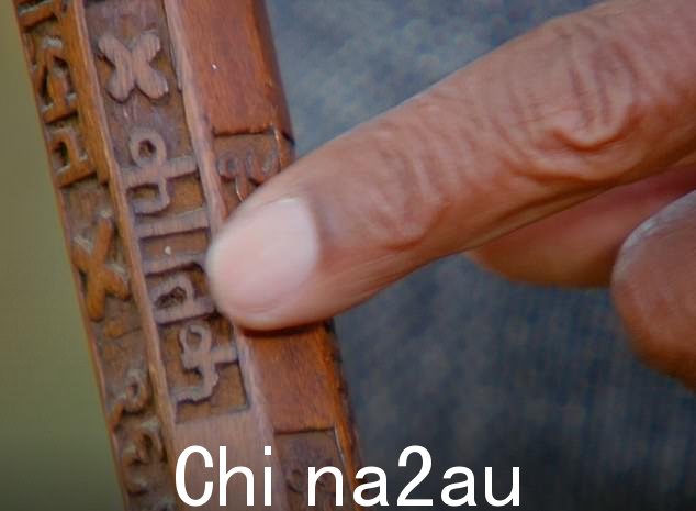 专家估价师罗尼·阿彻-摩根 (Ronnie Archer-Morgan) 被那根雕刻精美的木棍难住了,客人解释说这根木棍属于他的母亲