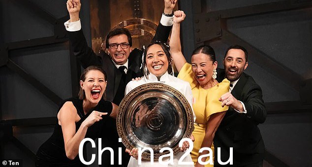 上周,Thaipun 在以 113 个步骤完成主厨 Clare Smyth 的“Core-teaser”甜点后,以扣人心弦的结局赢得了《MasterChef》冠军,但它也并非没有缺点。 (图为与评委一起庆祝她的胜利)
