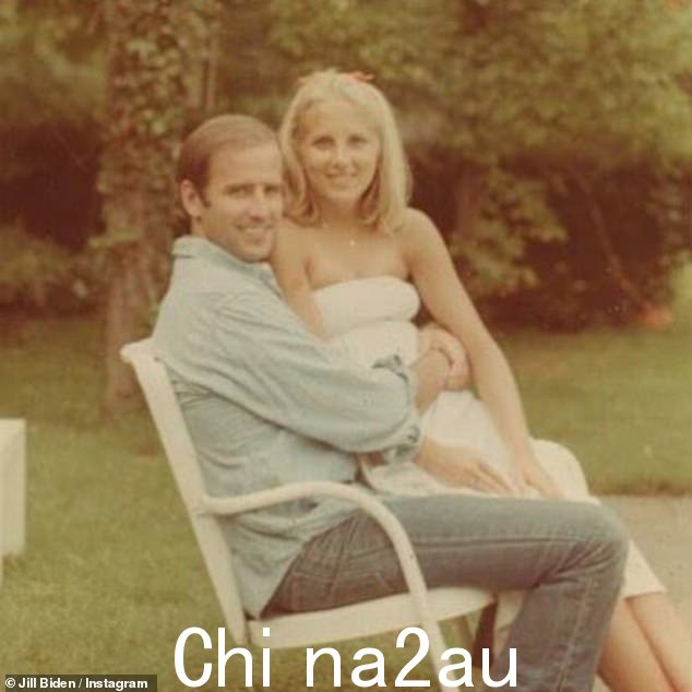 直到 Neilia 和 Naomi 去世三年后,乔的生活才开始出现转变,当时他被安排与 23 岁的吉尔·雅各布斯 (Jill Jacobs) 相亲(如图)