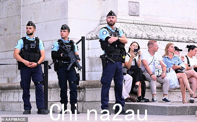 在周五开始的奥运会之前,巴黎有大量安保人员