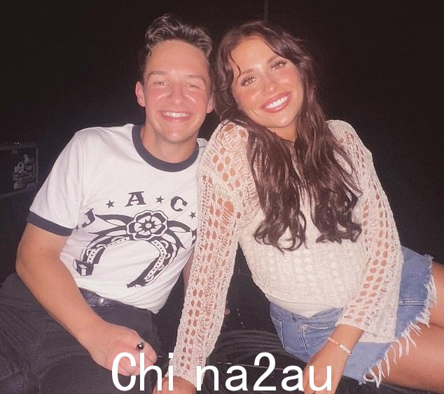 《美国偶像》第 22 季校友 McKenna Breinholt 和 Jack Blocker 周六在纳什维尔的一些不寻常情况下表演:在黑暗中没有电源