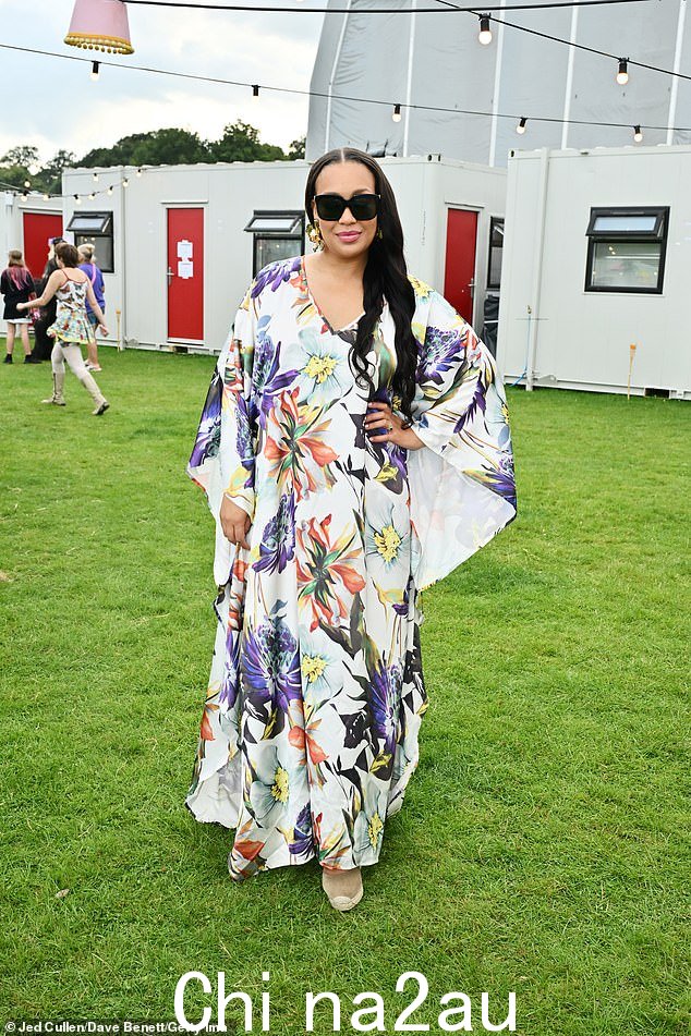 X Factor 传奇丽贝卡·弗格森 (Rebecca Ferguson) 在演出前选择了一件讨人喜欢的花卉连衣裙。