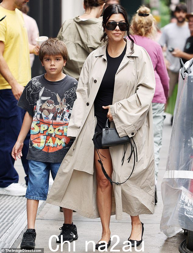 她与前男友 Scott Disick 共同拥有 Reign,以及 14 岁的儿子 Mason 和 12 岁的女儿 Penelope。去年 11 月,这位真人秀明星还与 Barker 迎来了男婴 Rocky