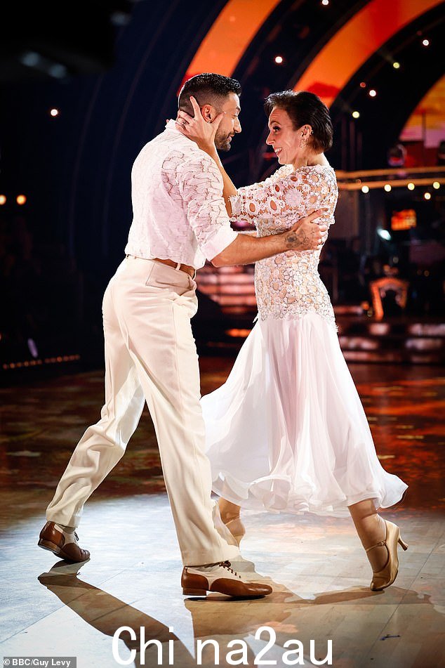 几周前,Giovanni Pernice 被停职,而 BBC 正在对阿曼达·阿宾顿 (Amanda Abbington) 提出的镜头外不当行为指控进行调查