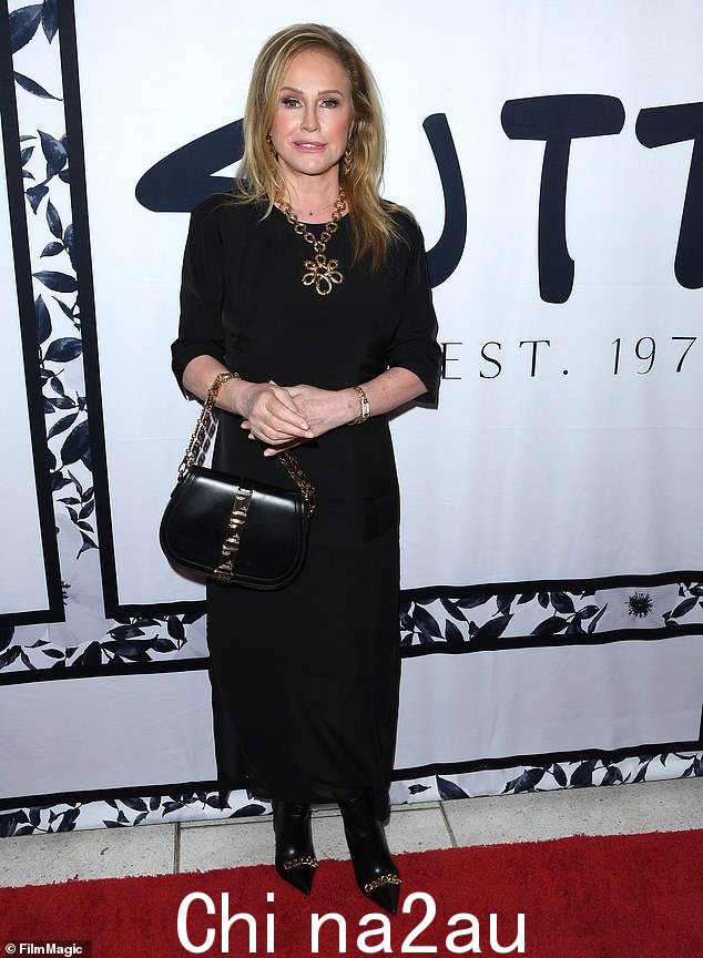 Kathy Hilton,65 岁,同时穿着黑色连衣裙、高跟鞋和皮包,展现了她精致的时尚感