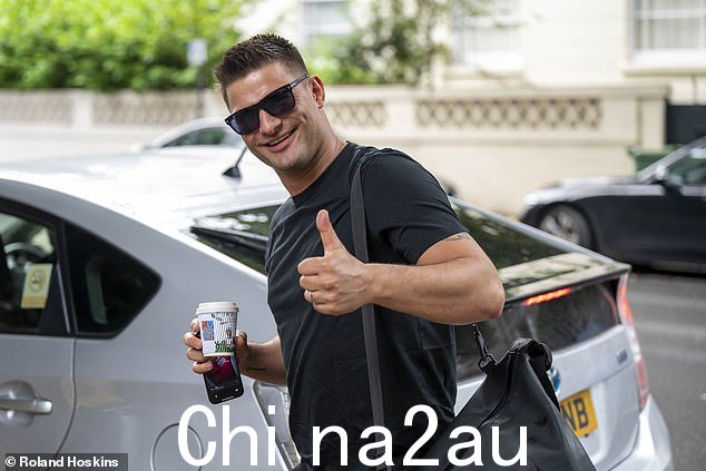 绝对专业的 Aljaz Skorjanec 在周二的演出丑闻不断的情况下高高兴兴地来到排练现场,竖起大拇指