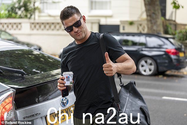 Aljaz,34 岁,他的妻子珍妮特·曼拉拉 (Janette Manrara) 是最新一位被卷入指控的明星,她似乎和同事们一起对这出戏不屑一顾